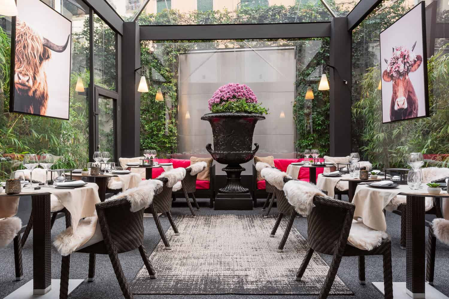 Patio interior elegante en el hotel boutique en Ginebra Eastwest Hotel 